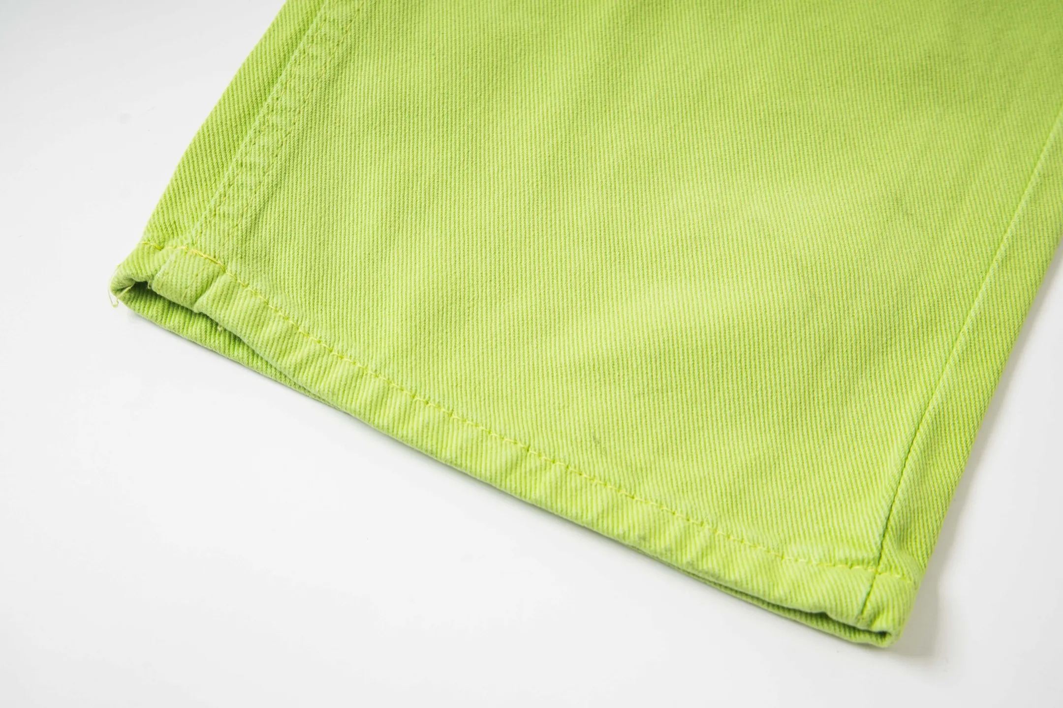 P250 Chrome Hearts dopamine green denim and black and yellow leather couple jeans are a hot trend this season and are sought after by countless celebrities and fashionistas. The neat details of the cutting process add color to the playful fashion! The neat and meticulous design, and the well-fitting structure is unique. The upper body not only has outstanding recognition, but also looks younger and younger. A style with the ultimate wearing meaning and performance, gorgeous color matching, and the craftsmanship of this style is also extremely extraordinary. After the finished product is washed, it is disassembled and hand-made with sheepskin cross leather and then spliced ​​together to complete. The whole piece has too many craftsmanship to describe. It is decorated with patchwork cross flowers and high-waisted washed jeans! ! Absolutely high-end luxury product, a god-level single product, a super popular product, made by top heavy industry, a magic weapon that cannot be missed to hit the streets. Style number: 1829# Size: 28 30 32 34 Color: green